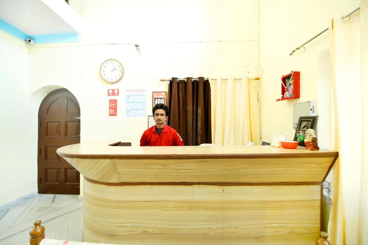 Oyo8670乌莎宫酒店 穆索里 外观 照片